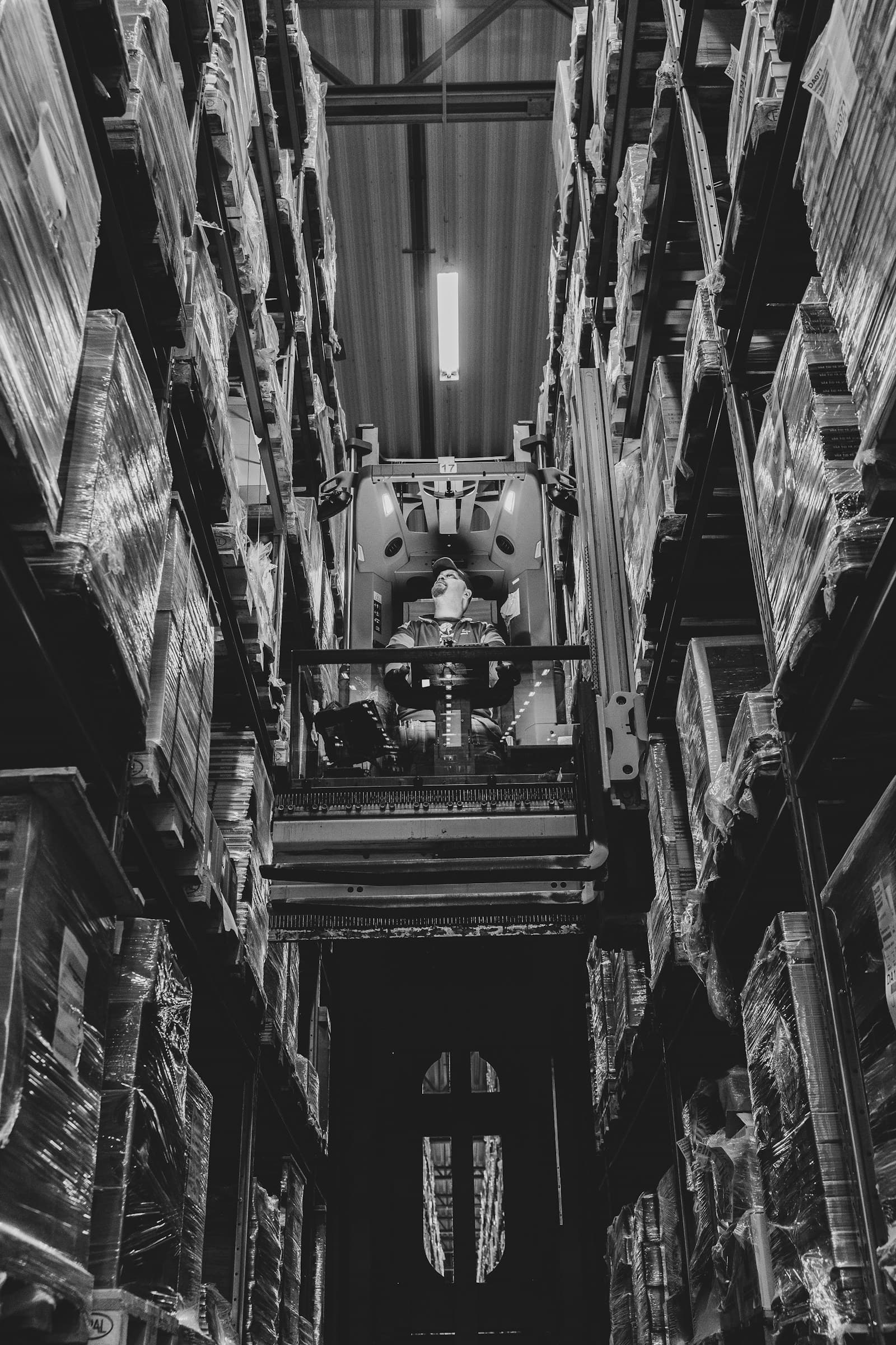 Reach trucks & forklifts